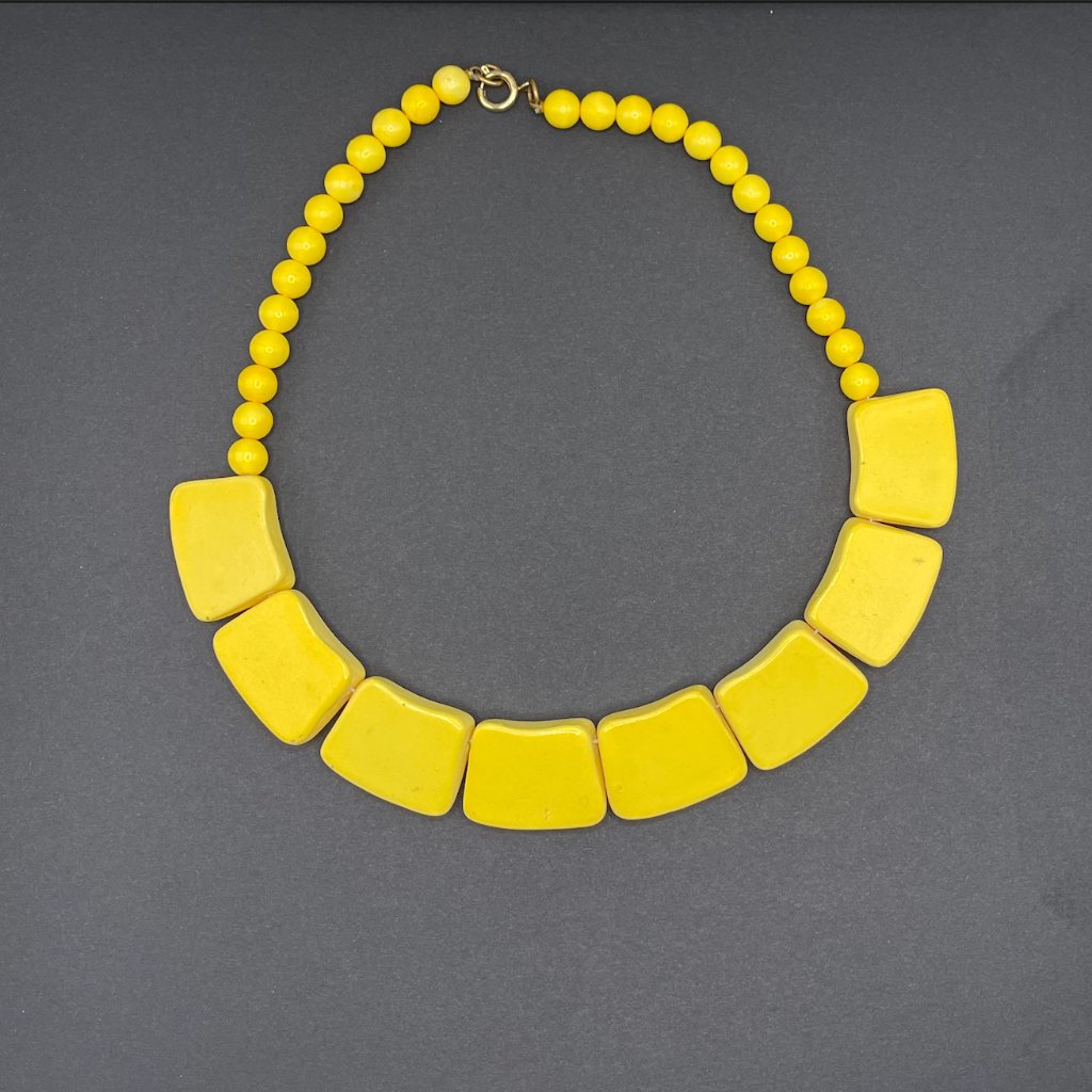 N8- Yellow Necklace With Beads And Squares